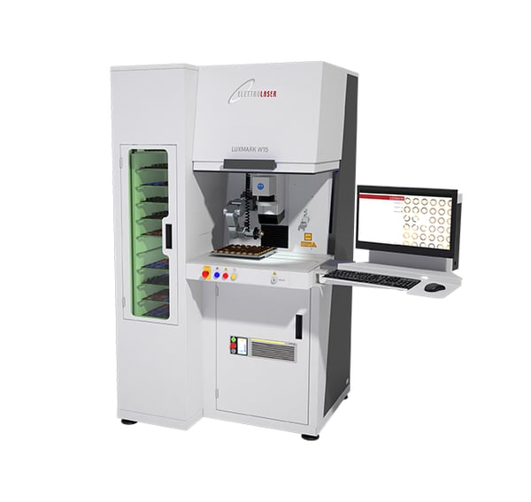 Luxmark W15 - Sistema laser industriale progettato per la gestione automatica di 15 pallet, ideale per ottimizzare i processi di marcatura e microtaglio su vassoi di 300×300 mm.