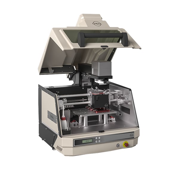 Opera - La prima macchina combinata laser e CNC progettata per l’oreficeria: incisione, marcatura, taglio e finiture con una sola soluzione compatta e potente.