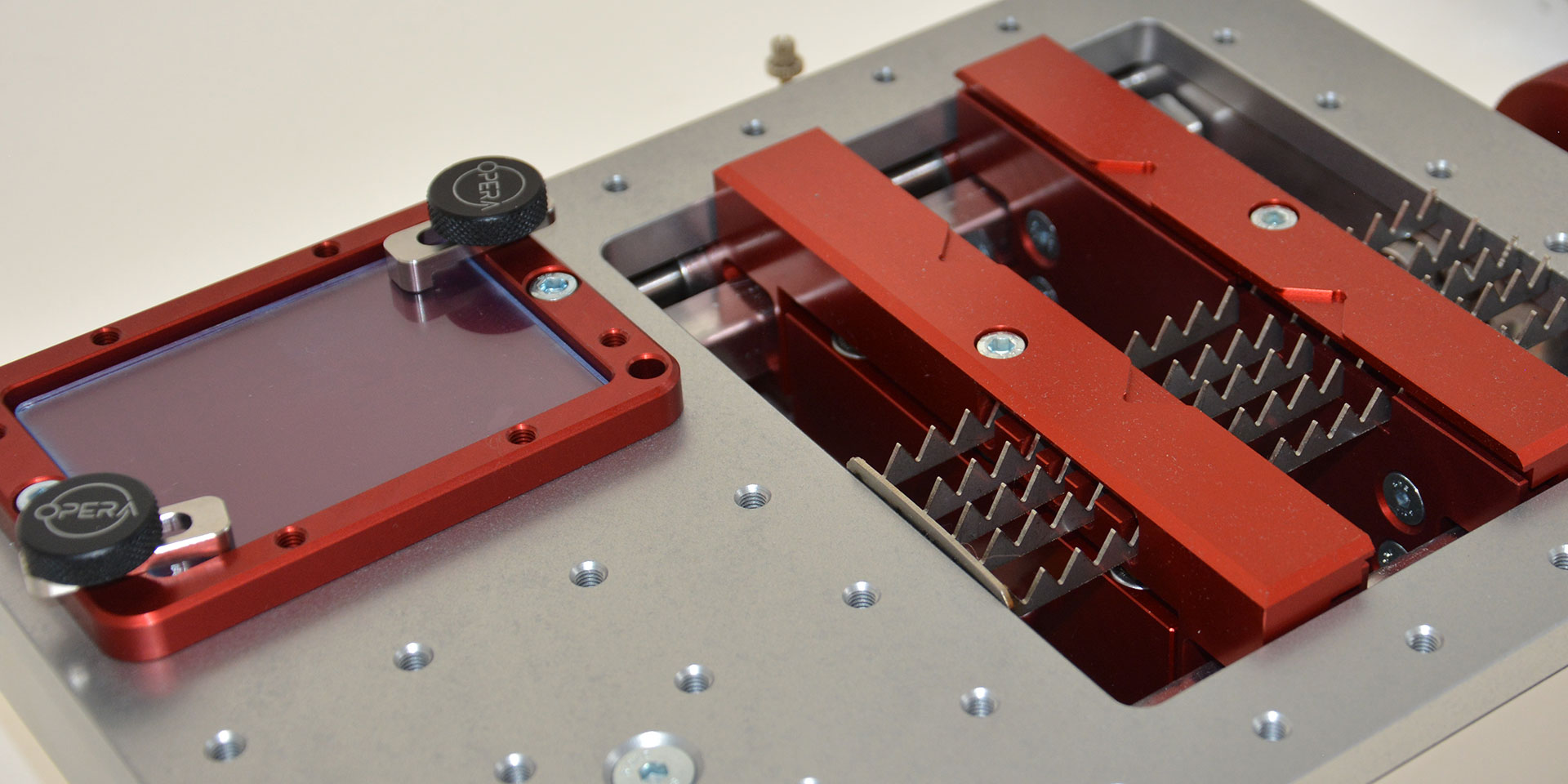 Maximum efficiency in small-batch production: thanks to the pneumatic vice, OPERA 60W MOPA enables laser cutting of precision components